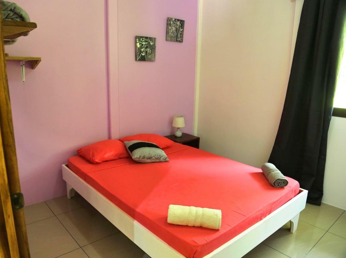 Hotel & Cabinas Nadine Кахуита Екстериор снимка