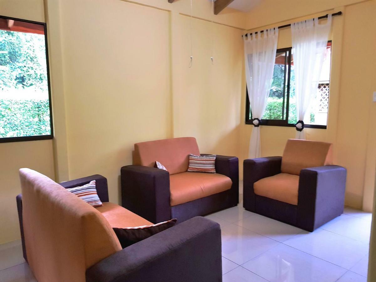 Hotel & Cabinas Nadine Кахуита Екстериор снимка